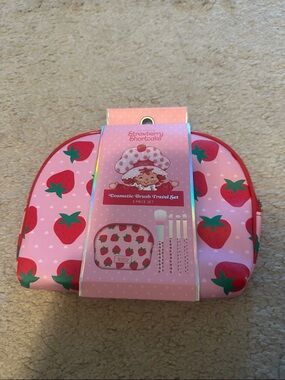 NWT Strawberry Shortcake Cosmetic Brush Travel Set
